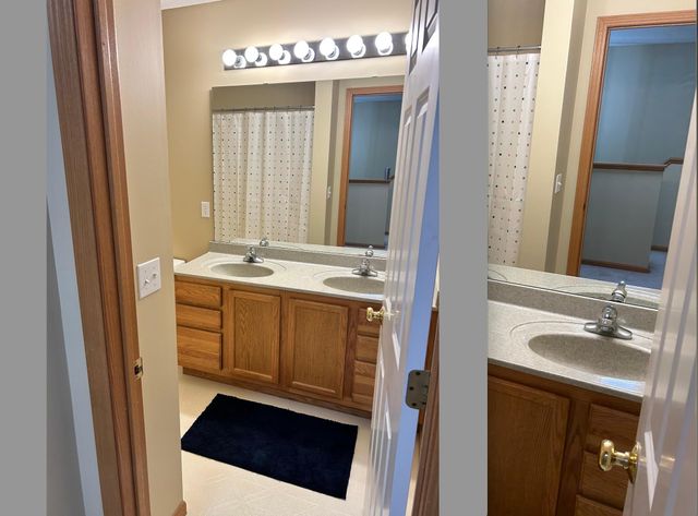 454 Willoughby Way W, Hopkins, MN 55305