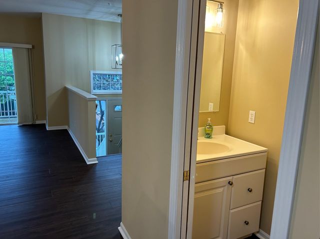 454 Willoughby Way W, Hopkins, MN 55305