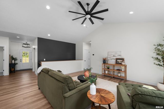 4730 WILLOW Circle, Davenport, IA 52806