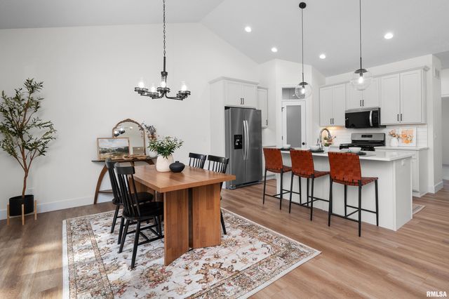 4730 WILLOW Circle, Davenport, IA 52806