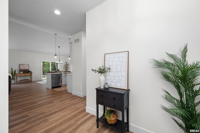 4730 WILLOW Circle, Davenport, IA 52806