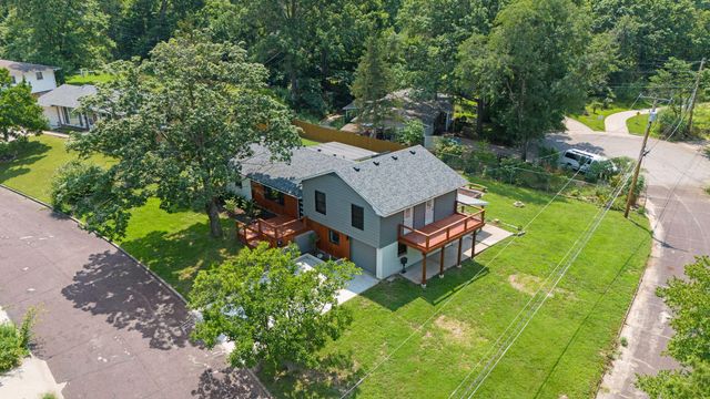 2002 WOODLEA DR, Columbia, MO 65201