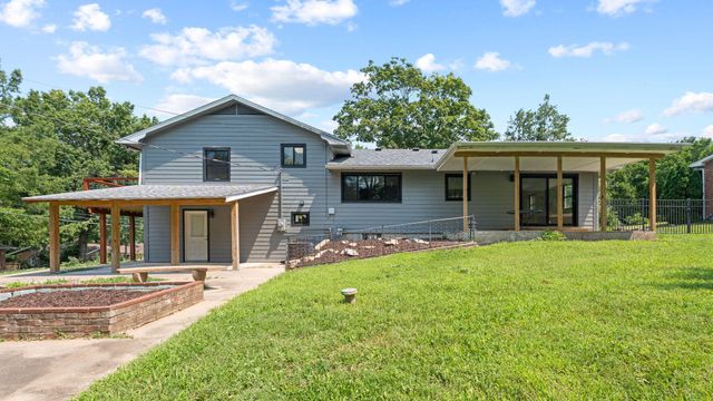 2002 WOODLEA DR, Columbia, MO 65201