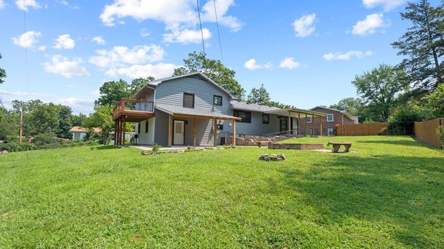 2002 WOODLEA DR, Columbia, MO 65201