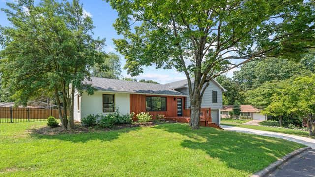 2002 WOODLEA DR, Columbia, MO 65201