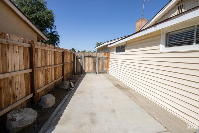 1704 Anita Lane, Bakersfield, CA 93304