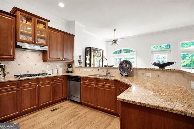 5464 Glenridge View NE, Atlanta, GA 30342