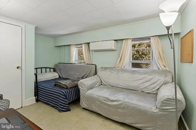 8 SHINNEY LN, Trenton, NJ 08648
