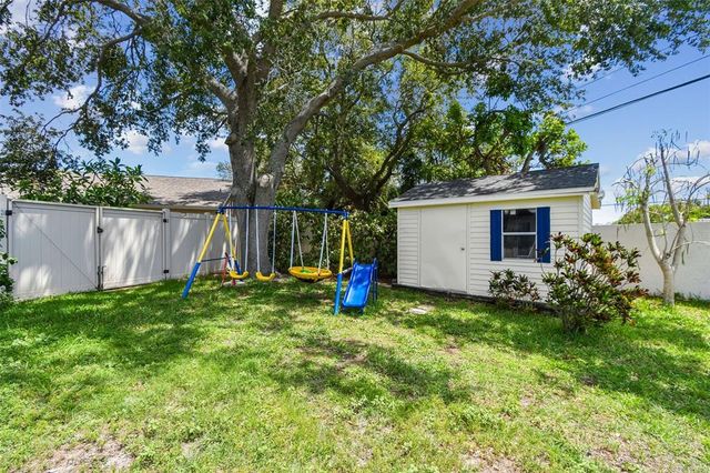 1071 LEXINGTON COURT, Largo, FL 33771
