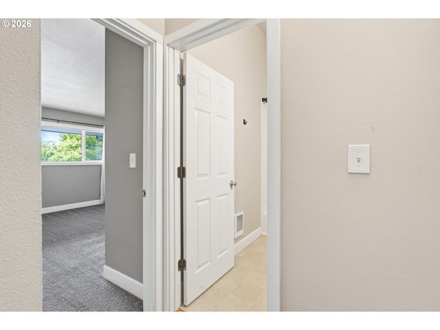 10090 Sw BEAVERTON HILLSDALE Hwy 13, Beaverton, OR 97005