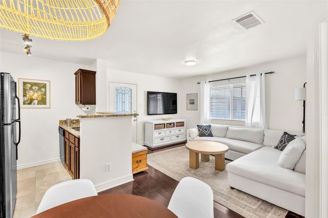 1307 Norwalk LN 206, Austin, TX 78703