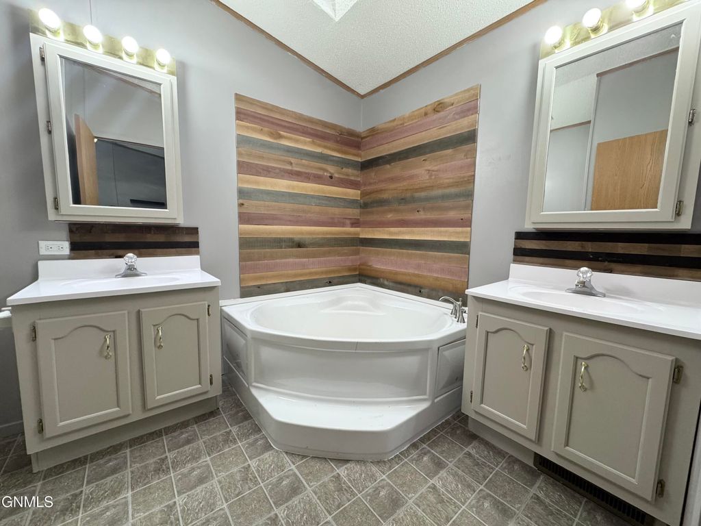 4117 W Arlington Drive, Bismarck, ND 58503 photo 10