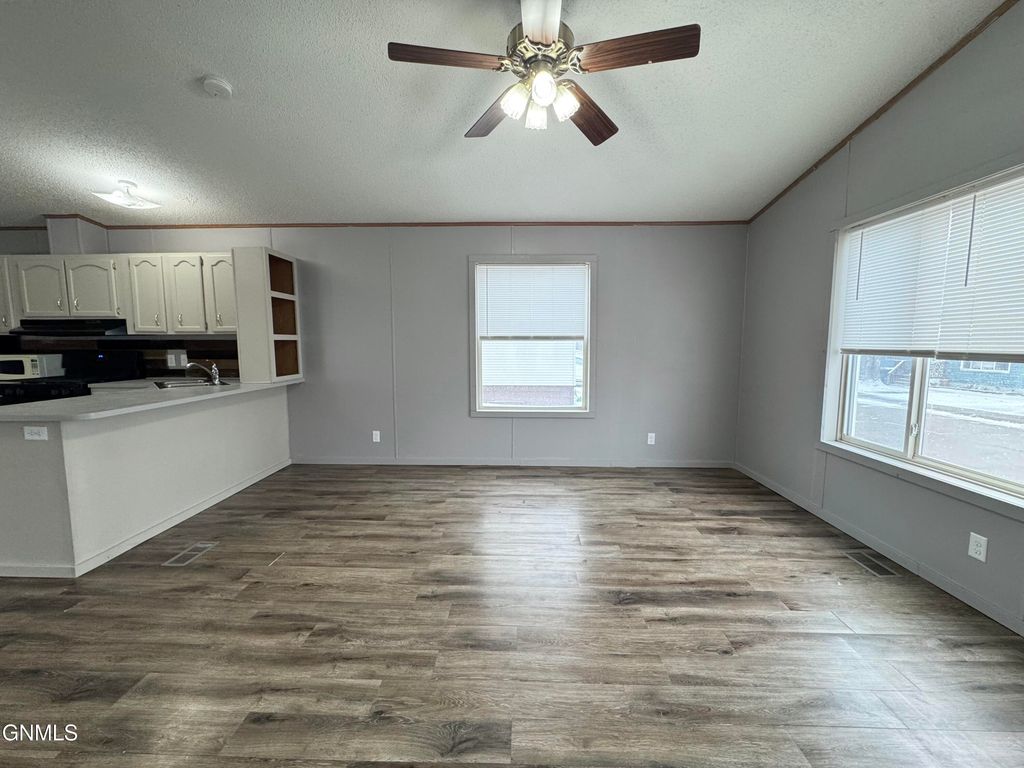 4117 W Arlington Drive, Bismarck, ND 58503 photo 2