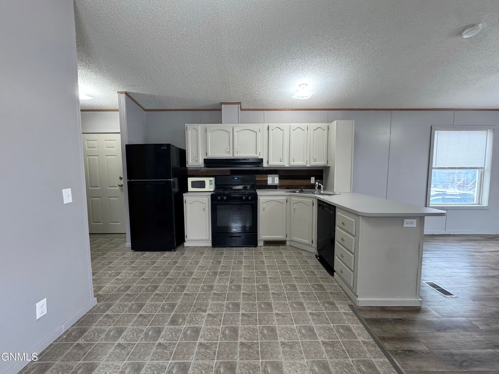 4117 W Arlington Drive, Bismarck, ND 58503 photo 22