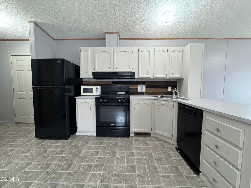 4117 W Arlington Drive, Bismarck, ND 58503 photo 23