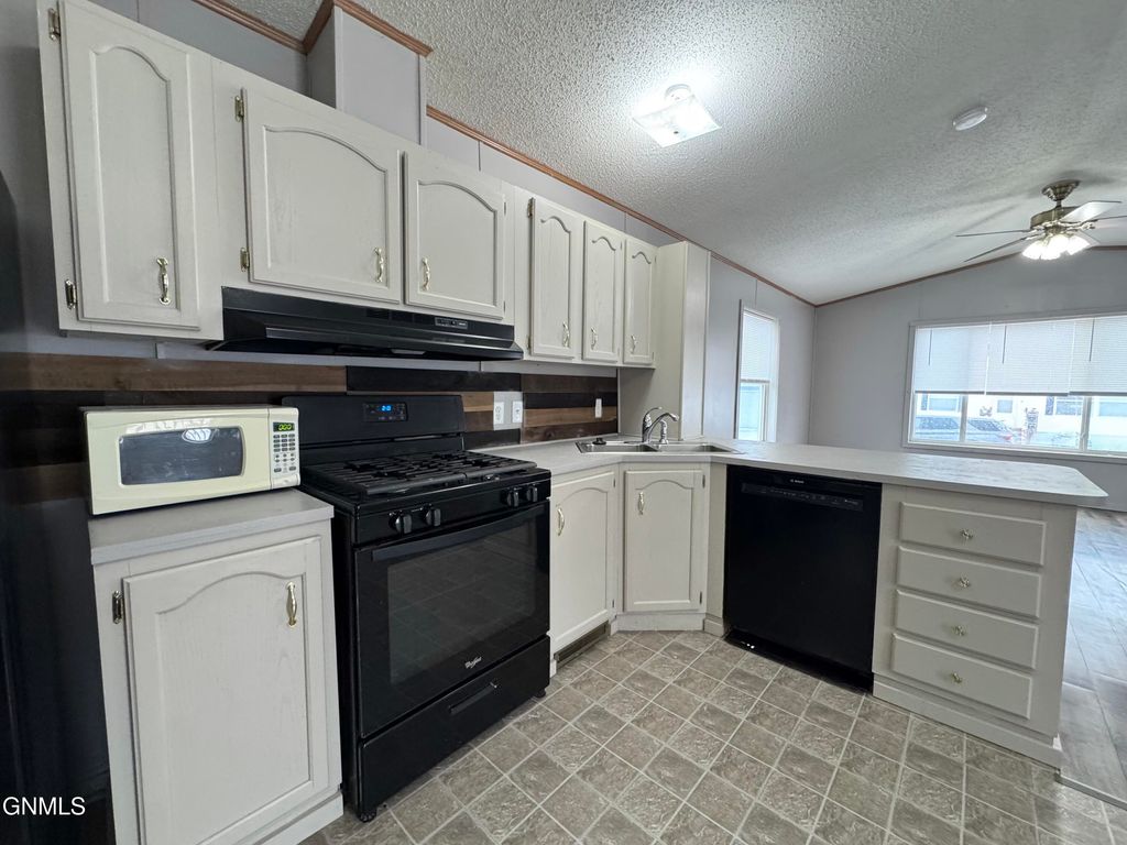 4117 W Arlington Drive, Bismarck, ND 58503 photo 24