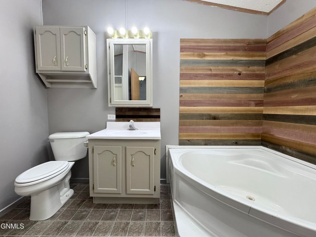 4117 W Arlington Drive, Bismarck, ND 58503 photo 37