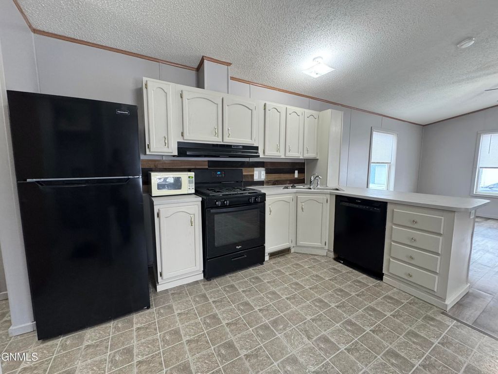 4117 W Arlington Drive, Bismarck, ND 58503 photo 4