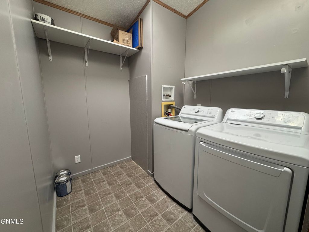 4117 W Arlington Drive, Bismarck, ND 58503 photo 5