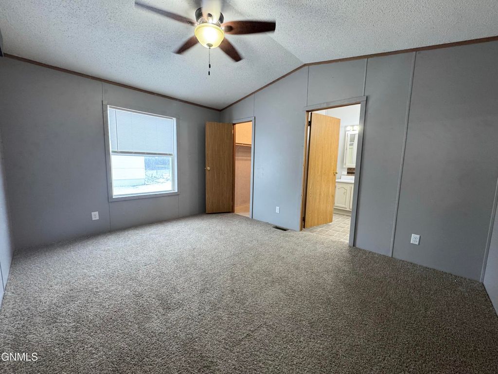 4117 W Arlington Drive, Bismarck, ND 58503 photo 9