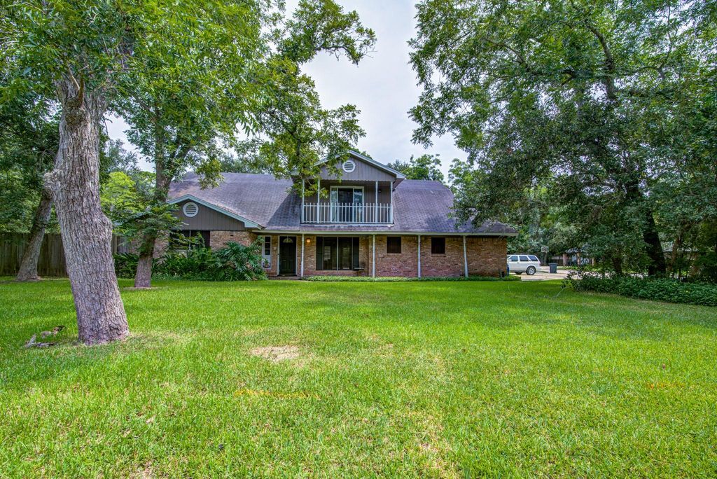 111 W Spreading Oaks Avenue, Friendswood, TX 77546