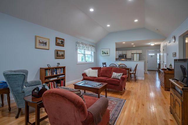 6 Elystan Circle, Nashua, NH 03064