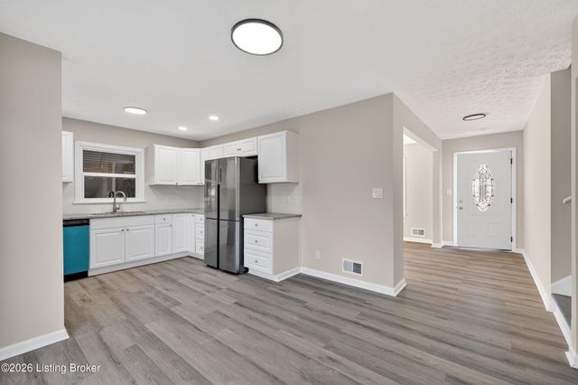 10022 Normie Ln, Louisville, KY 40229