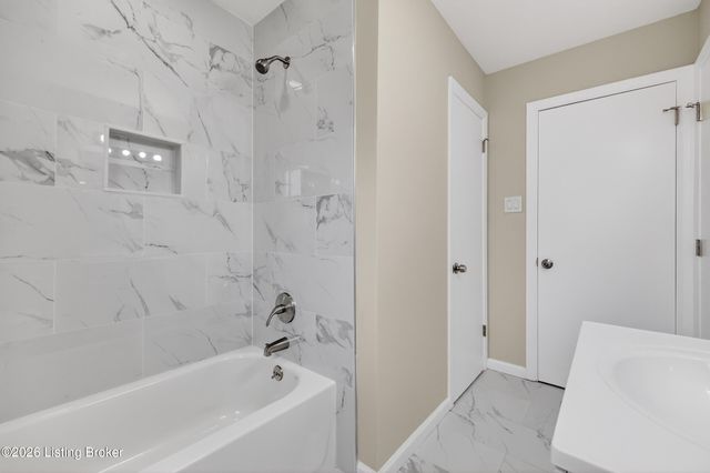 10022 Normie Ln, Louisville, KY 40229