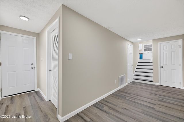 10022 Normie Ln, Louisville, KY 40229