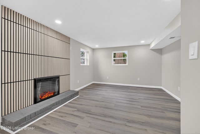 10022 Normie Ln, Louisville, KY 40229