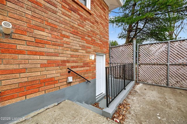 10022 Normie Ln, Louisville, KY 40229