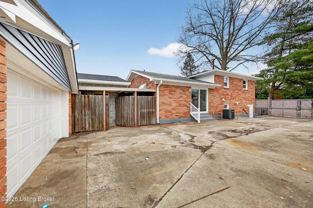 10022 Normie Ln, Louisville, KY 40229