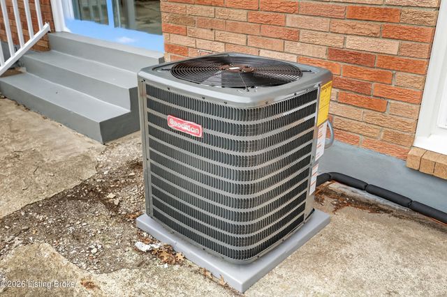 10022 Normie Ln, Louisville, KY 40229