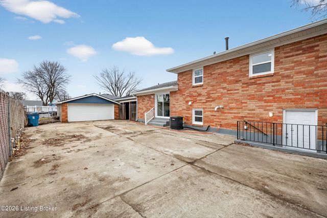 10022 Normie Ln, Louisville, KY 40229