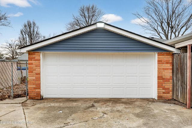 10022 Normie Ln, Louisville, KY 40229