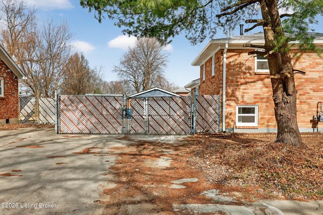 10022 Normie Ln, Louisville, KY 40229