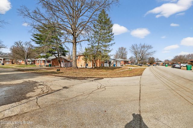 10022 Normie Ln, Louisville, KY 40229