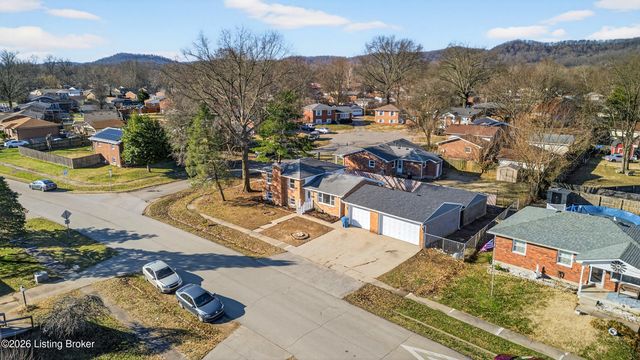 10022 Normie Ln, Louisville, KY 40229