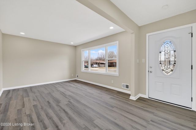 10022 Normie Ln, Louisville, KY 40229