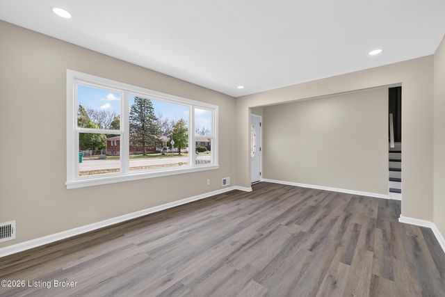 10022 Normie Ln, Louisville, KY 40229