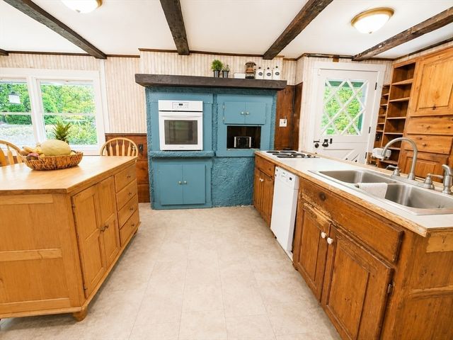 77 Center St, Carver, MA 02330