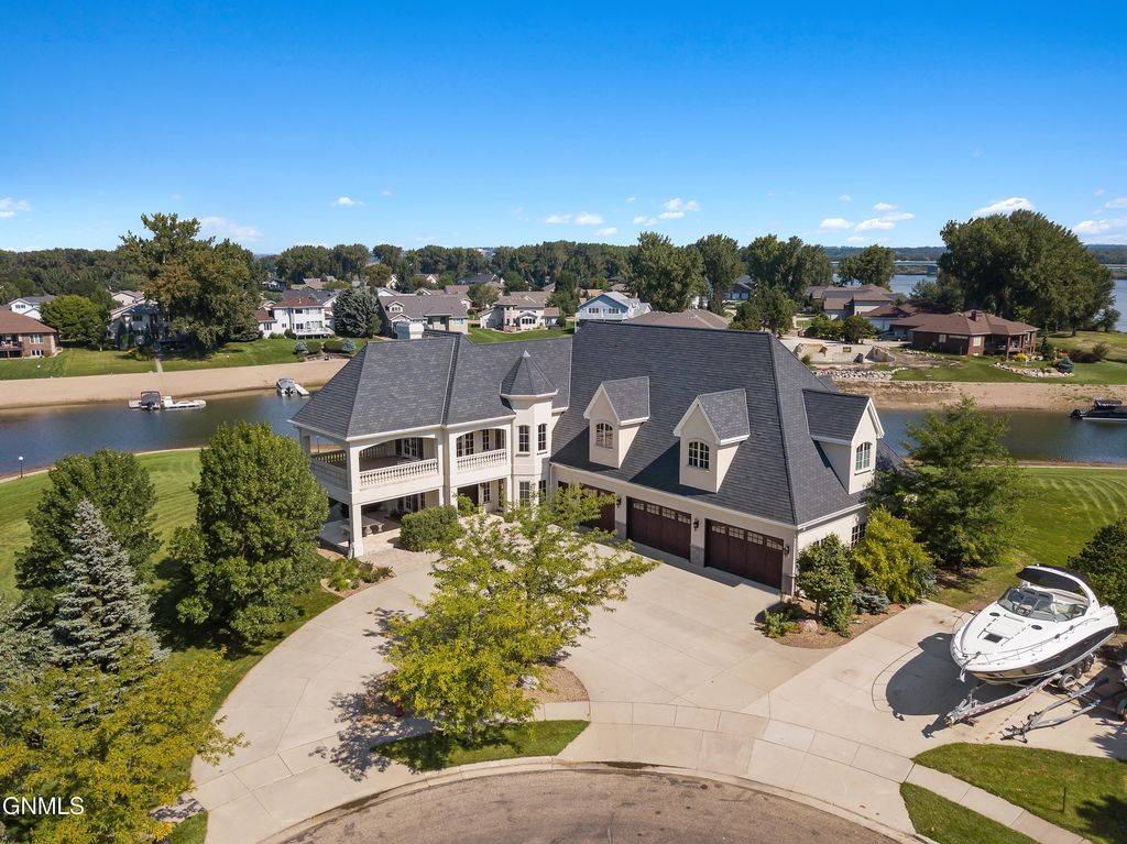 4910 Lakewood Drive SE, Mandan, ND 58554 photo 2