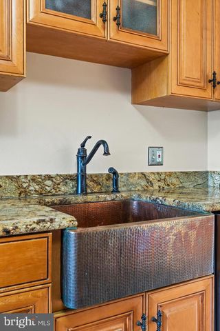 6907 CLIFTON RD, Clifton, VA 20124