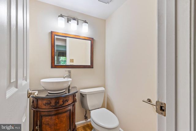 6907 CLIFTON RD, Clifton, VA 20124