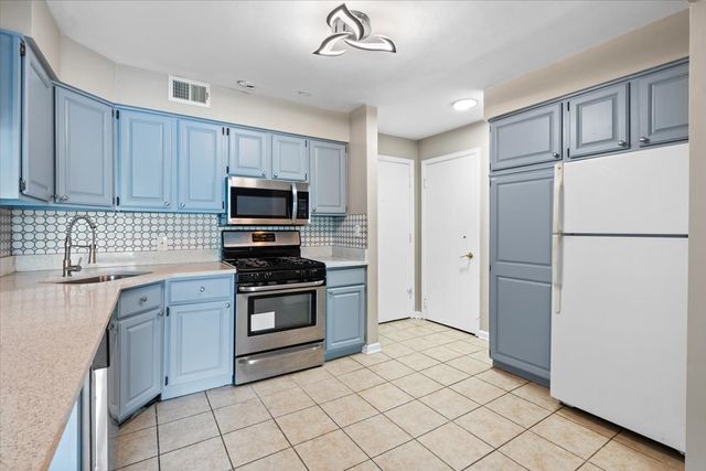 5300 Carriageway Drive 207, Rolling Meadows, IL 60008