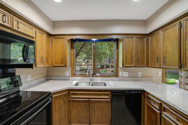 8359 Amsden Ridge Drive, Bloomington, MN 55438