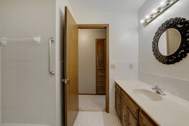 8359 Amsden Ridge Drive, Bloomington, MN 55438