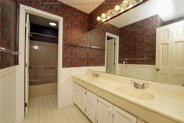 2 Beacon Hill, Charleston, WV 25311