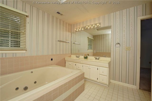 2 Beacon Hill, Charleston, WV 25311