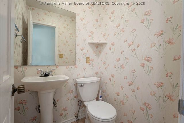 2 Beacon Hill, Charleston, WV 25311